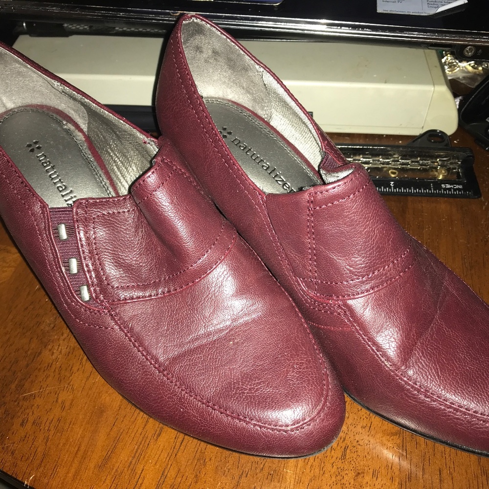 Naturalizer 7M ox blood colored low heel shoe